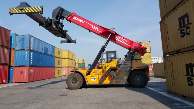 containers-at-ocean-port